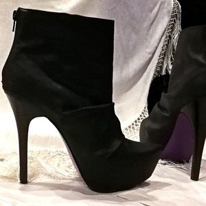 Ankle Booties by Toi Et Moi in Black Size 8